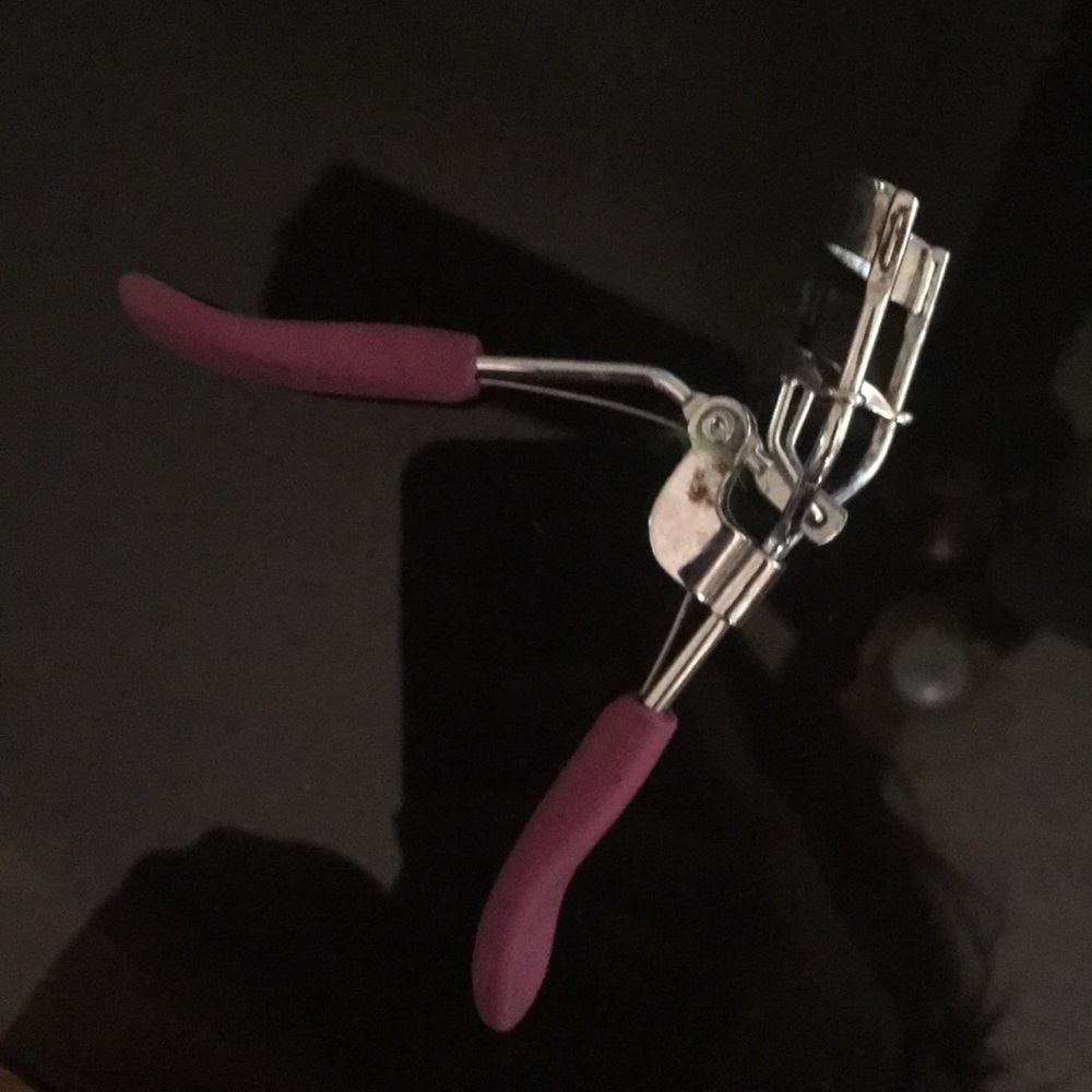 EYELASH CURLER
